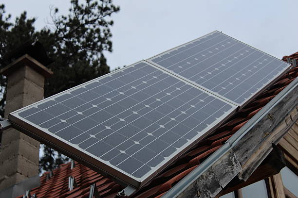 ソーラーパネル  - solar panel alternative energy chalet european alps ストックフォトと画像
