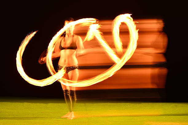 taniec ognia - juggling fire carnival women zdjęcia i obrazy z banku zdjęć