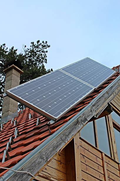 ソーラーパネル  - solar panel alternative energy chalet european alps ストックフォトと画像