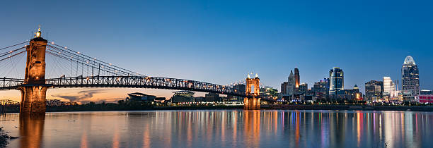 cincinnati night skyline - cincinnati imagens e fotografias de stock