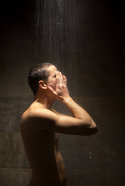 jeune homme prenant une douche avec l’eau sur lui - shower portrait male beauty chest photos et images de collection