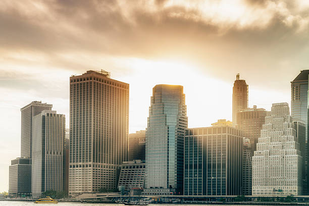 uptown manhattan skyline nueva york. imagen vívida dividida. - manhattan dusk new york state sunrise fotografías e imágenes de stock