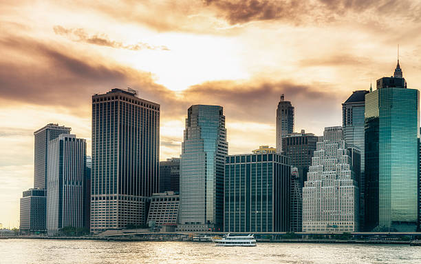 uptown manhattan skyline nueva york. imagen vívida dividida. - manhattan dusk new york state sunrise fotografías e imágenes de stock