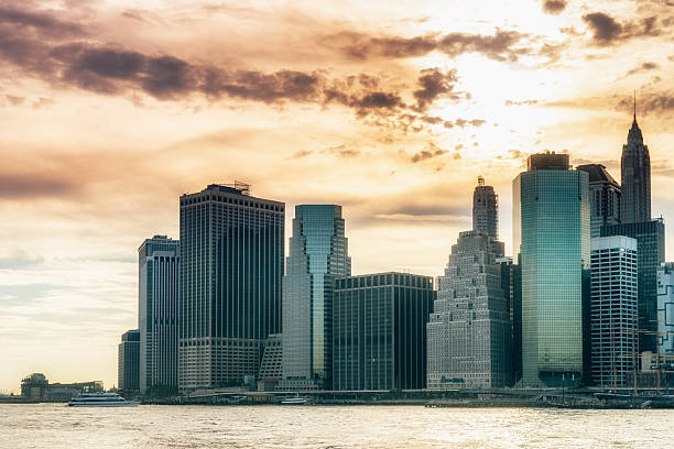 uptown manhattan skyline nueva york. imagen vívida dividida. - manhattan dusk new york state sunrise fotografías e imágenes de stock