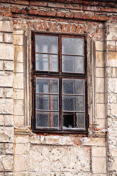 금이 간 집의 오래된 깨진 창 스톡 사진