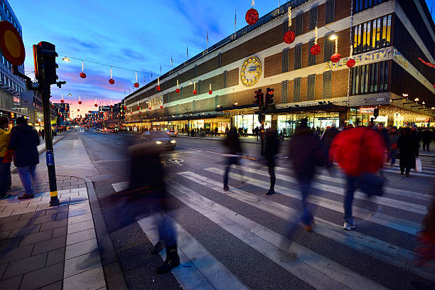 스톡홀름에서 일몰 직후 모티온은 보행자를 흐리게 - stockholm town square sergels torg city 뉴스 사진 이미지