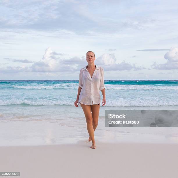 Frau Im Sommerurlaub Am Tropischen Strand Von Mahe Island Stockfoto und mehr Bilder von Abenddämmerung