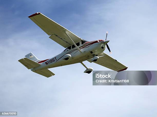 Cessna 182 Landing At Sarasota International Airport Stock Photo - Download Image Now