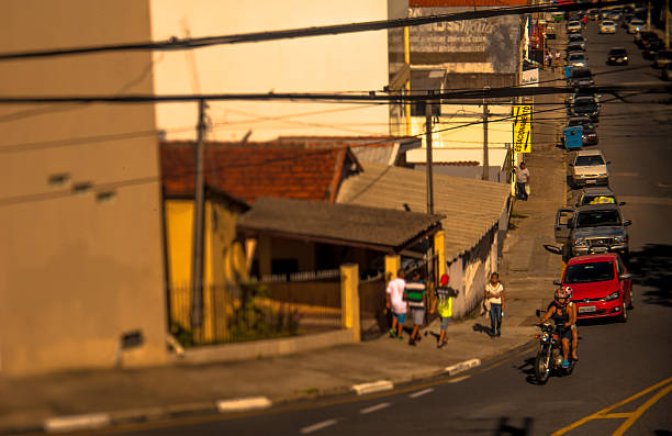 straßenszene mit kippschieber-objektiv, die den vorort zeigt - tilt shift lens stock-fotos und bilder