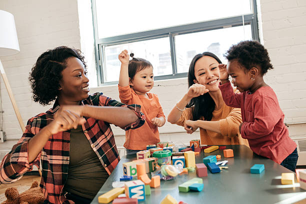 tanzen als teil der entwicklung - togetherness learning playful mother stock-fotos und bilder