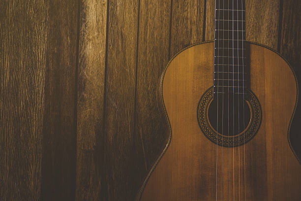 guitarra acústica sobre fondo de madera, estilo vintage - musical instrument string music dark old fashioned fotografías e imágenes de stock