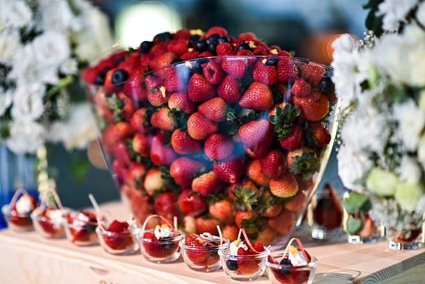 bacche di varietà in ciotola di vetro. - restaurant banquet table wedding reception foto e immagini stock