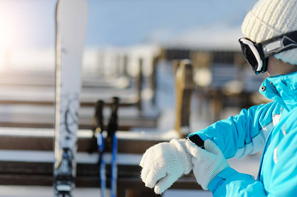 uhr für sport smart watch. skifahrer auf der piste. - ski trace stock-fotos und bilder