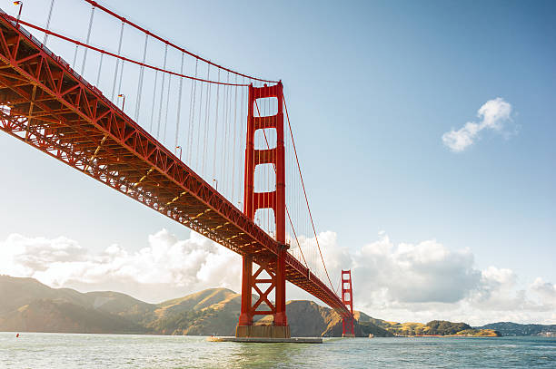 golden gate, san francisco, califórnia, eua - golden gate bridge nature vacations fog - fotografias e filmes do acervo