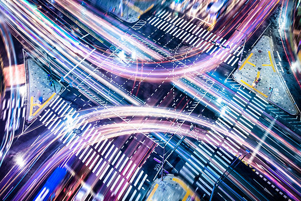 concepts d’affaires : intersection - lighting equipment night traffic highway photos et images de collection