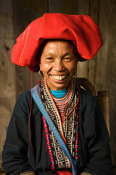 vietnamita minoria pessoas-mulher de red hill tribo dao - bac ha - fotografias e filmes do acervo