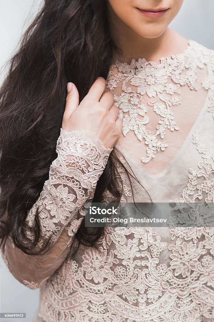 Increíble Capa De Encaje Hecha A Mano Para El Vestido De Novia Foto de stock y más banco de imágenes de Boda - iStock Increíble Capa De Encaje Hecha A Mano Para El Vestido De Novia Foto de stock y más banco de imágenes de Boda - iStock