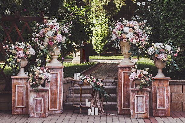 cérémonie de mariage de couleur crème avec des fleurs fraîches - ambiance événement photos et images de collection