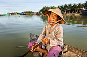 vietnamesische-frau-in-einem-boot-zum-hoi-an.jpg?b=1&s=170x170&k=20&c=vZChUm47EjZEImbxExQ5bg1wXRTvY_tvXiVY4bI9Z6E=