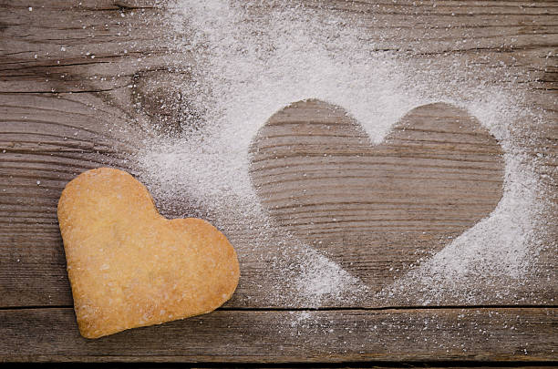 istock mark in shape of heart with powdered sugar and cookie 636698960