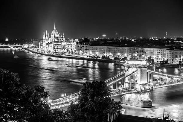 puente de cadena budapest hungría anochecer horizontal noche parlamento országház - budapest chain bridge panoramic hungary fotografías e imágenes de stock