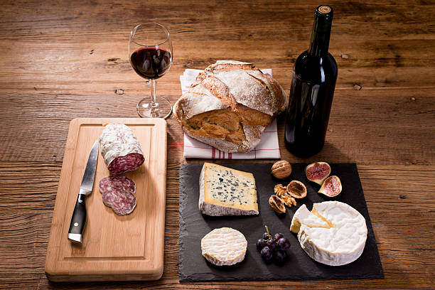 上平らな横のチーズトレイ赤ワイン前菜木製の背景 - walnut bread ストックフォトと画像