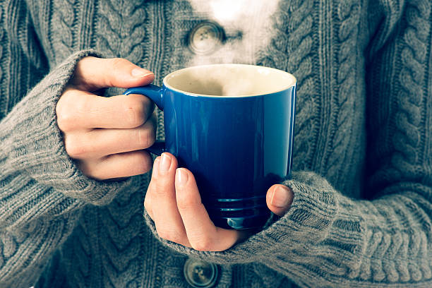 tasse rouge chaud à la main de la femme, couleurs vintage - hot chocolate hot drink heat drinking photos et images de collection