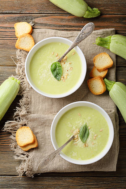 新鮮な夏のスープ - soup zucchini spinach cream ストックフォトと画像