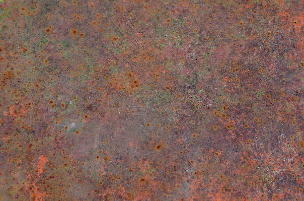 винтажный rusty чугуна стене с большим количеством пятен краски - metal rust fungus paint cracked стоковые фото и изображения