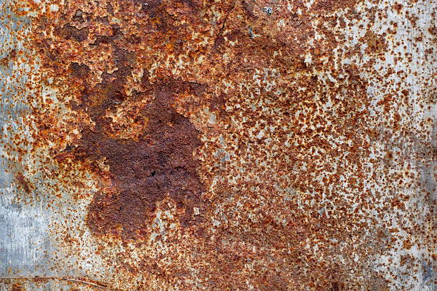 klassisch rusty eisen wand mit vielen flecken farbe - metal rust fungus paint cracked stock-fotos und bilder