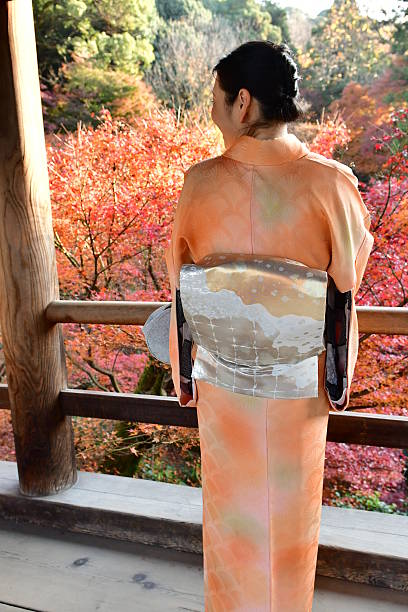 femme japonaise en kimono profitant du feuillage d’automne à tofuku-ji, kyoto - obi sash photos et images de collection