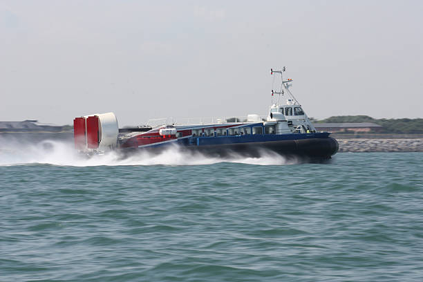 바다를 가로 질러 과속 승객 호버 크래프트 - passenger ship nautical vessel passenger craft ferry 뉴스 사진 이미지