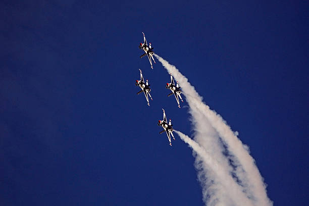 aeroplani us air force f-16 thunderbirds - air force teamwork fighter plane airplane foto e immagini stock