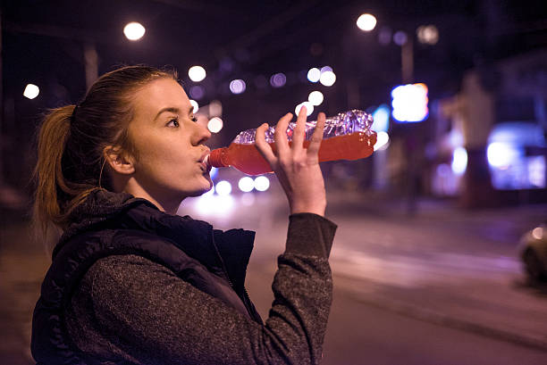 jogging no ar fresco pode ajudar-me a manter a forma - city night lighting equipment mid air imagens e fotografias de stock