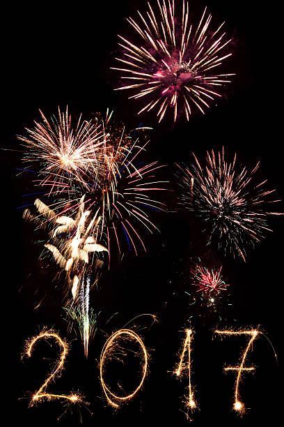 szczęśliwego nowego roku 2017 napisany z sparkle tle fajerwerków - firework display new years eve new year party zdjęcia i obrazy z banku zdjęć