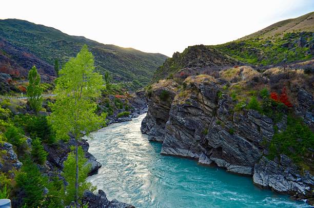 rivière kawarau près du queenstown, nouvelle-zélande - kawarau river photos et images de collection