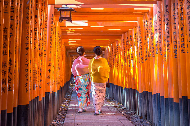 santuario fushimi iniari en kioto, japón - geisha fotografías e imágenes de stock