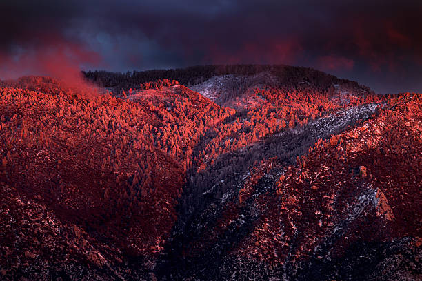 coucher de soleil hivernal enneigé dans les montagnes de santa catalina - mt lemmon photos et images de collection