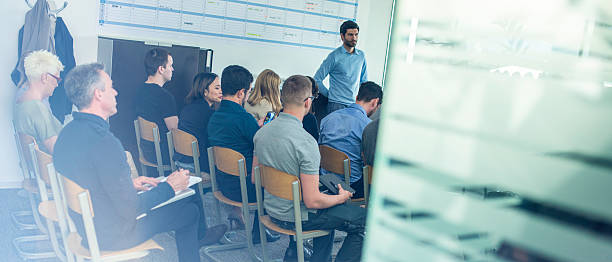 pessoas à espera de um seminário apresentador ao vivo - business seminar writing women imagens e fotografias de stock