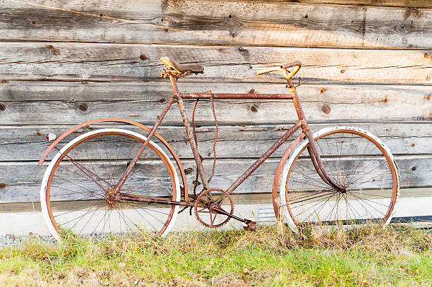 ラスティ自転車 - bicycle broken old chain ストックフォトと画像