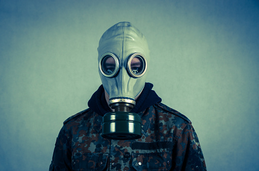 Primer plano sobre el soldado que usa máscara de gas photo