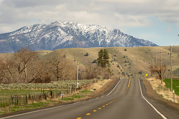 highway 26 heading east oregon vereinigte staaten - eastside stock-fotos und bilder