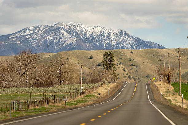 Highway 26 Heading East Oregon United States Snow on the mountain in eastern Oregon State east stock pictures, royalty-free photos & images