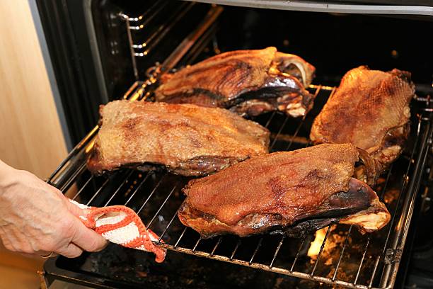 christmas pieczona goose - martinsgans zdjęcia i obrazy z banku zdjęć