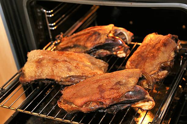 asado de navidad de ganso - martinsgans fotografías e imágenes de stock