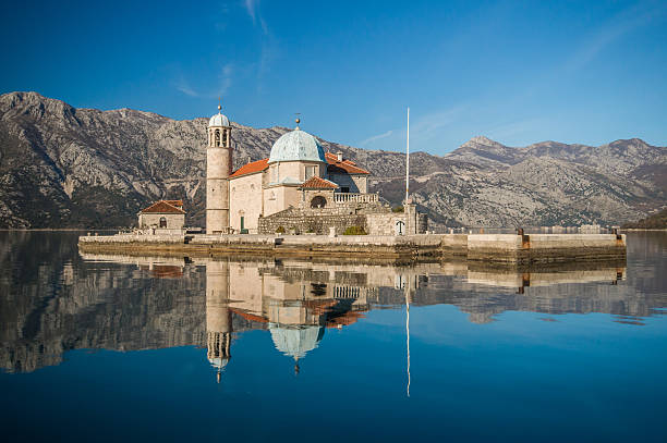 kirche unserer lieben frau von den felsen in perast - gospa od škrpjela stock-fotos und bilder