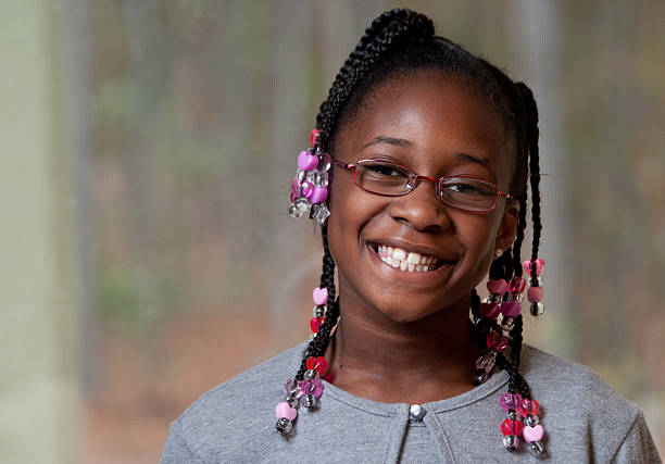 szczęśliwa czarna dziewczyna - glasses child little girls african ethnicity zdjęcia i obrazy z banku zdjęć