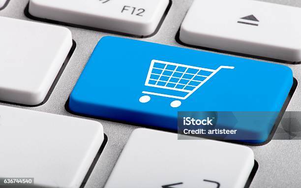 Foto de De Compras e mais fotos de stock de Compra online - Compra online, Teclado de computador, Carrinho de compras