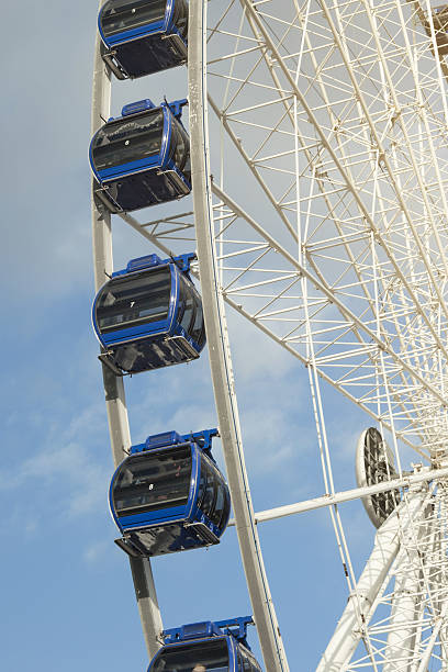istock Ferris wheel with blue cloudy background 636750906