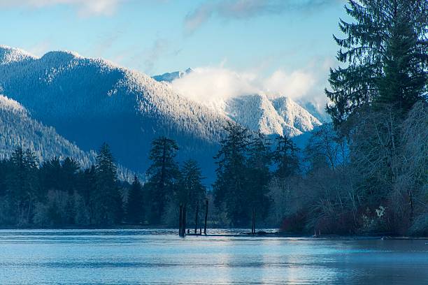 invierno en lake crescent - olympic national park fotografías e imágenes de stock